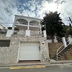 Preciosa Casa Con Piscina Desbordante Y Vistas Al Mar