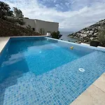 Preciosa Casa Con Piscina Desbordante Y Vistas Al Mar Apartman