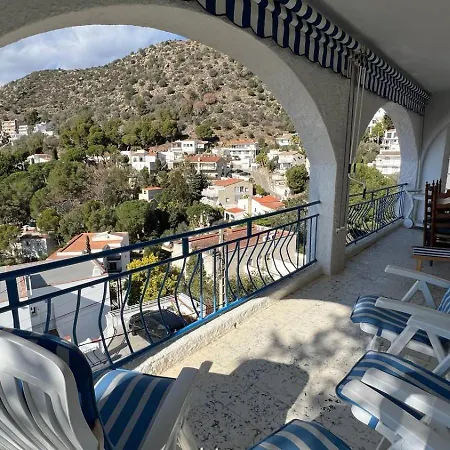 Preciosa Casa Con Piscina Desbordante Y Vistas Al Mar