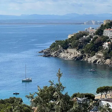 Preciosa Casa Con Piscina Desbordante Y Vistas Al Mar