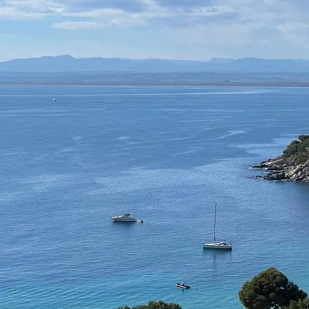 Preciosa Casa Con Piscina Desbordante Y Vistas Al Mar