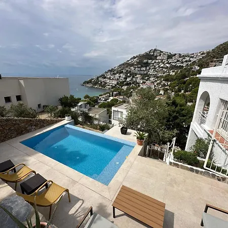 Preciosa Casa Con Piscina Desbordante Y Vistas Al Mar * Roses
