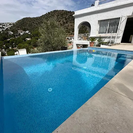 Preciosa Casa Con Piscina Desbordante Y Vistas Al Mar