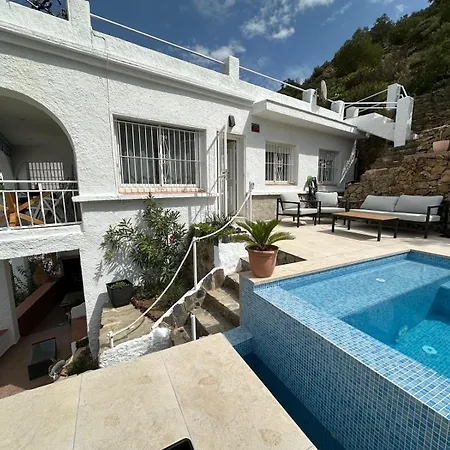 Preciosa Casa Con Piscina Desbordante Y Vistas Al Mar *