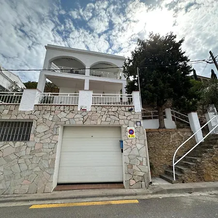 Preciosa Casa Con Piscina Desbordante Y Vistas Al Mar Roses