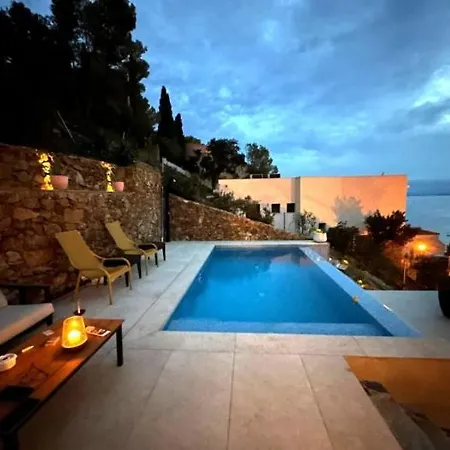 Preciosa Casa Con Piscina Desbordante Y Vistas Al Mar Roses