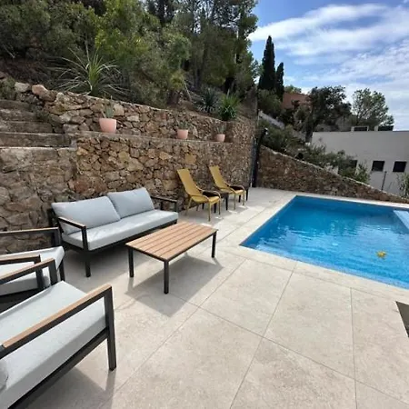 Preciosa Casa Con Piscina Desbordante Y Vistas Al Mar