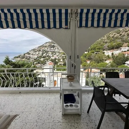 Preciosa Casa Con Piscina Desbordante Y Vistas Al Mar