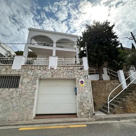 Preciosa Casa Con Piscina Desbordante Y Vistas Al Mar