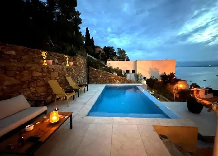 Preciosa Casa Con Piscina Desbordante Y Vistas Al Mar Roses