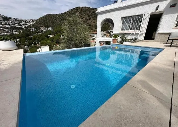 Preciosa Casa Con Piscina Desbordante Y Vistas Al Mar * Roses