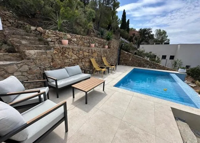 Preciosa Casa Con Piscina Desbordante Y Vistas Al Mar