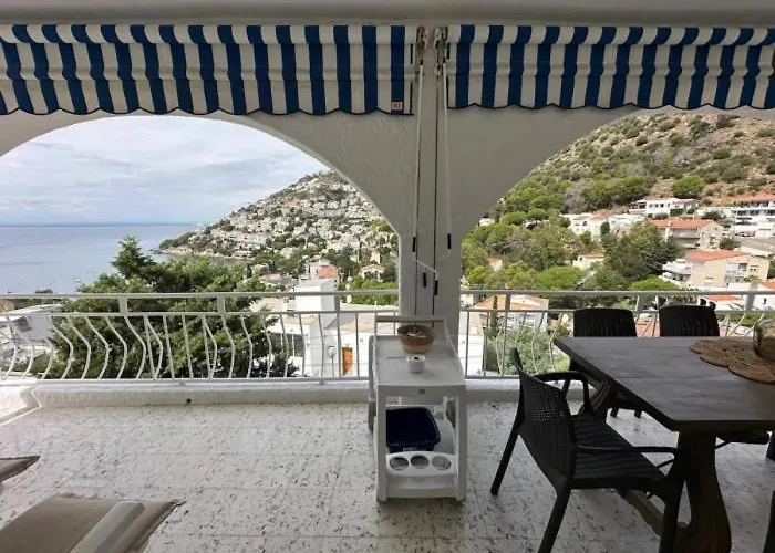 Preciosa Casa Con Piscina Desbordante Y Vistas Al Mar