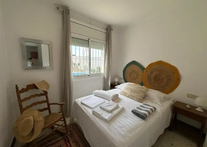 Preciosa Casa Con Piscina Desbordante Y Vistas Al Mar