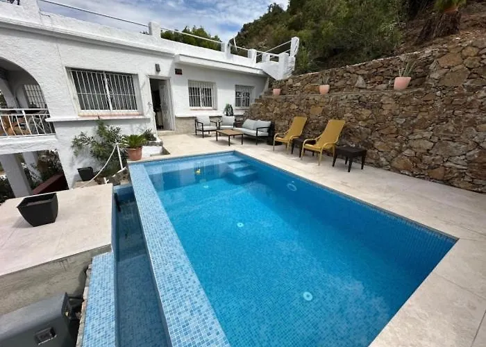 Preciosa Casa Con Piscina Desbordante Y Vistas Al Mar Roses