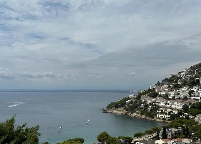 Preciosa Casa Con Piscina Desbordante Y Vistas Al Mar Daire Roses