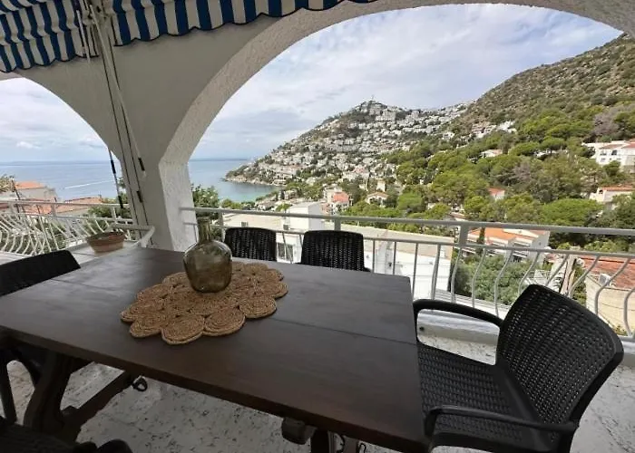Preciosa Casa Con Piscina Desbordante Y Vistas Al Mar Roses