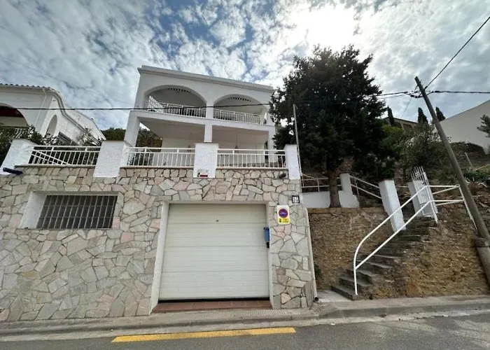 Preciosa Casa Con Piscina Desbordante Y Vistas Al Mar