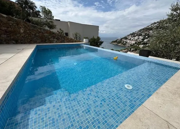 Preciosa Casa Con Piscina Desbordante Y Vistas Al Mar Daire